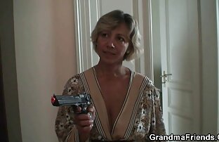 XXX مامان و فیلم سیکس خفن بمکد دیک بزرگ روی تخت دراز کشیده