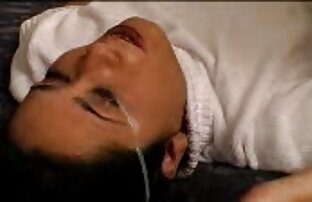 XXX جوجه زیبا در فیلم سینمایی سکس خفن مقابل دوربین shoves dildo به در الاغ روی تخت