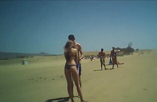 XXX مادر دوست داشتنی در جوراب ساق بلند سیاه و سفید نشان می فیلم سگسی خفن دهد لب به لب آبدار در طول ریخته گری