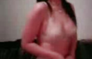 XXX ماساژ دهنده از licks بیدمشک از یک دختر با یک پوبیس مودار و درج پخش سکس خفن dildo به داخل