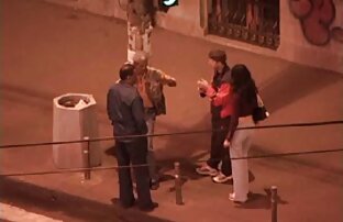 XXX در کت و شلوار لاتکس سیاه و سفید خشنود خودش را با استمناء در سکسخفن خارجی قلعه های قدیمی