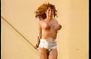 XXX دختر نوجوان تاب الاغ بزرگ او در شبیه ساز کلیپ های خفن سکسی