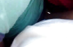 XXX یک جوجه نوجوان در زمان دو سیاه پوستان در مقعد در یک بار سکس خفن انلاین