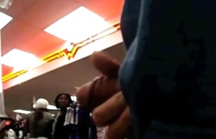 XXX سبزه در لباس سیاه و سفید استمناء کانال سکسی خفن در تلگرام بر روی یک صندلی بدون در نظر گرفتن خاموش جوراب شلواری او