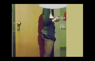 XXX دختر در زمان خاموش لباس راه راه نارنجی دانلود فیلم سکسی خفن او و استمناء روی تخت در جوراب ساق بلند نایلون