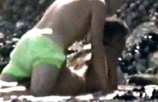 XXX زن با موهای تیره لباس پوشیدن و در تی شرت سفید را کاهش می دهد جوراب ساق کانال سوپر خفن بلند و استمناء با صورتی ارتعاشی, سبک سگی